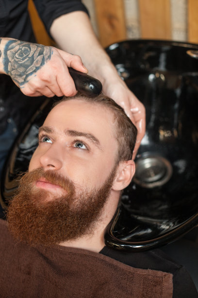 一个开朗的潮人正在参加一个美发沙龙图片下载