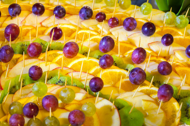 婚礼桌上的水果切片图片下载