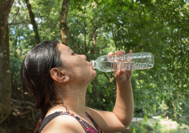 女性的饮用水图片下载