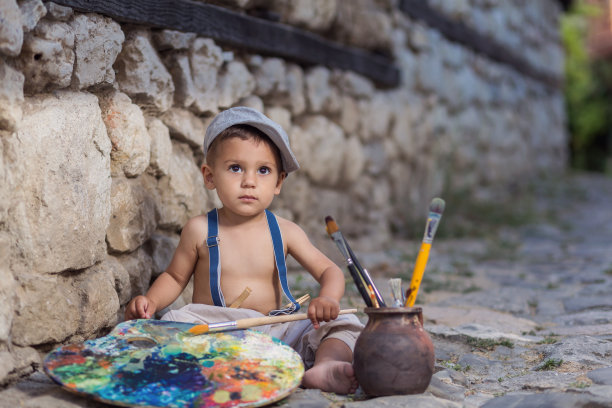 城里街头的小画家图片下载