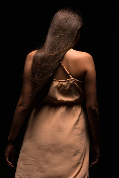 黑暗中的美丽女人图片下载