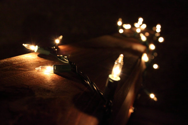 圣诞彩灯绕着庭院的栏杆旋转图片下载