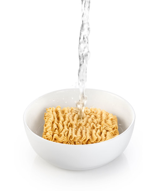 煮方便面，倒开水。图片下载