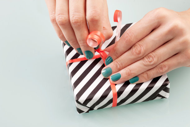 特写的女性手拆礼物。图片下载