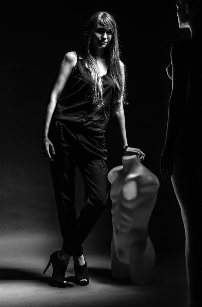 黑暗中的女人和人体模型图片下载