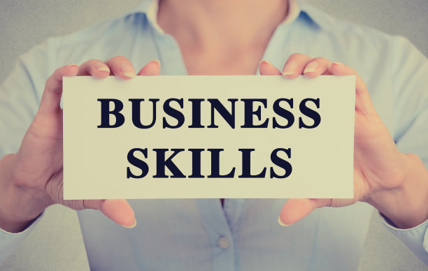 女商人手里拿着白色卡片，用商务技巧写着短信图片下载