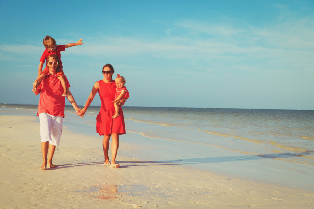 幸福的家庭，两个孩子在海滩散步图片下载