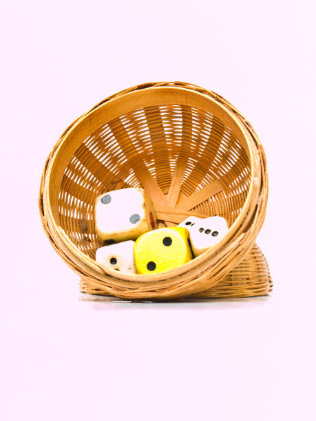 黄色柳条筐与旧骰子图片下载