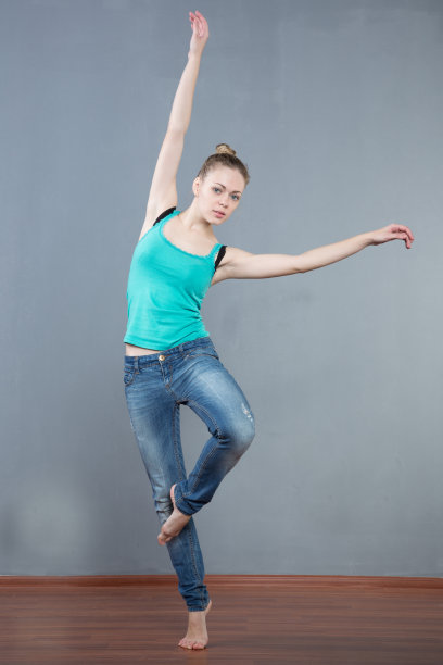 跳的女孩图片下载