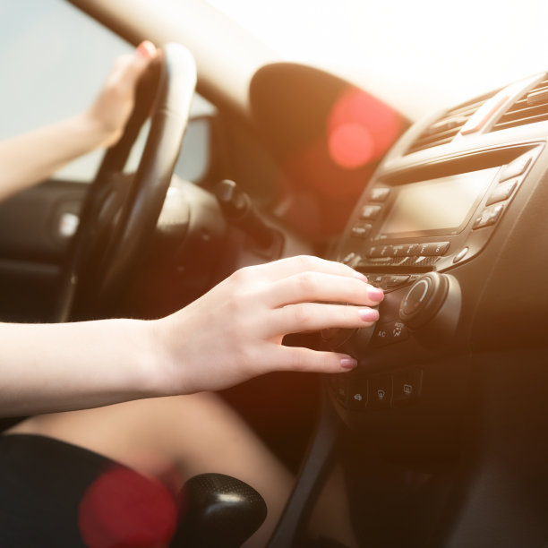 一个女人在车里使用音响系统图片下载