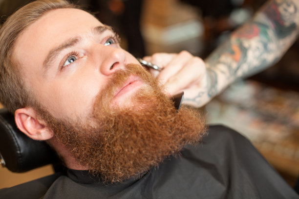 一个快乐的大胡子嬉皮士要去美发沙龙图片下载