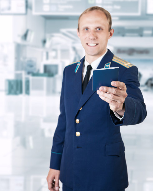 手持飞行文件的机场服务人员图片下载