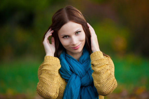 穿着米色毛衣和蓝色围巾的女人图片下载