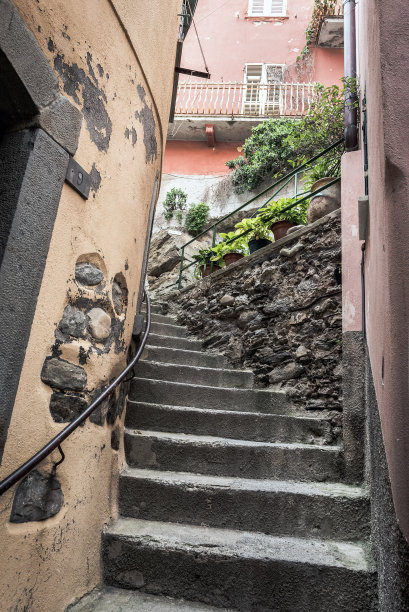 意大利Vernazza镇有楼梯的狭窄街道图片下载