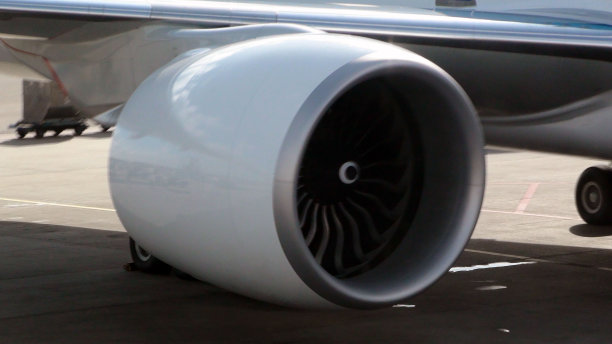 近距离看飞机引擎在阿姆斯特丹机场图片下载