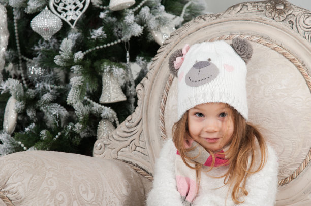 小女孩和圣诞树图片下载