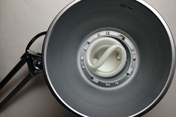 办公室节能灯特写图片下载