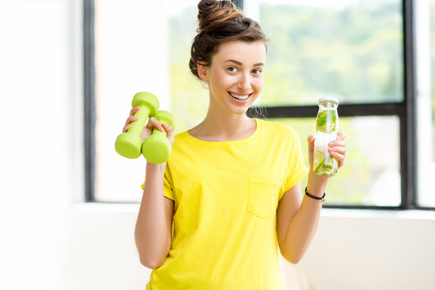 女人在室内锻炼图片下载