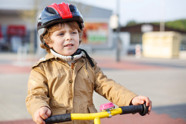 蹒跚学步的小男孩在学第一次骑自行车图片下载