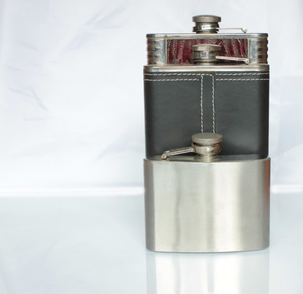 三个装酒精的扁瓶图片下载