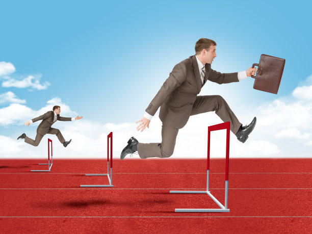 男人跳过红色跑步机障碍图片下载