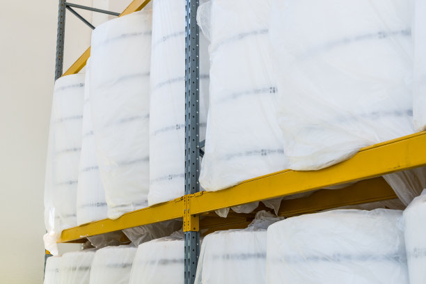 白色塑料包装卷。图片下载