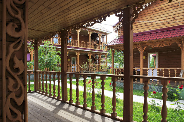 山上美丽的小木屋。图片下载