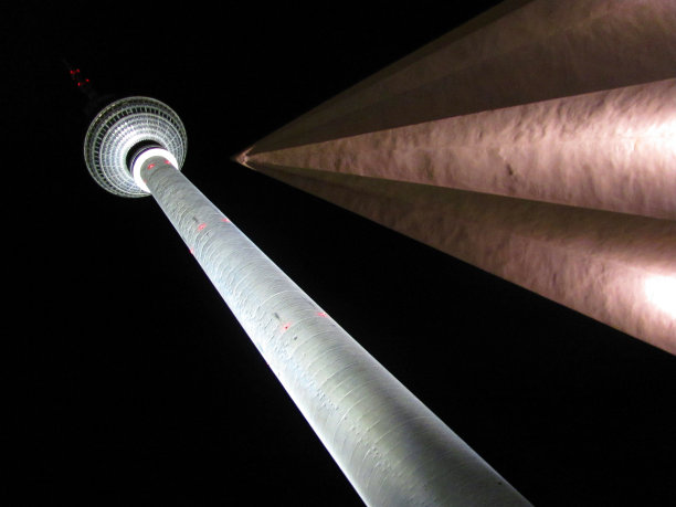 柏林电视塔的夜晚图片下载