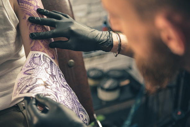 手臂上的男性同化图片与原型图片下载