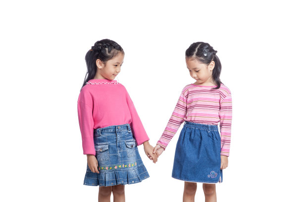 亚洲双胞胎姐妹手牵着手看手图片下载