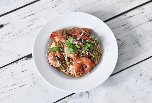 美味的意大利面配上美味的虾或对虾和绿芦笋图片下载