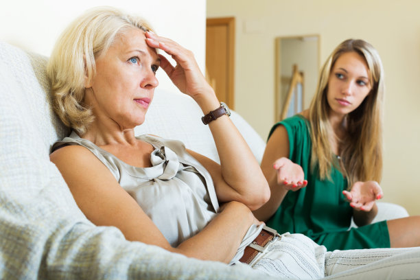 女人和成熟的母亲发生了冲突图片下载