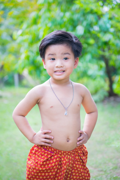 一个亚洲小男孩的户外肖像。图片下载