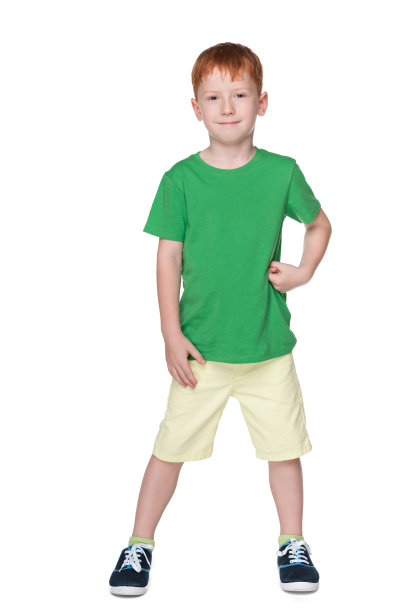 穿着绿色衬衫微笑的小男孩图片下载