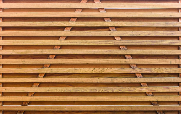 用石头铺成的柱子保护私人财产的木制花园栅栏。图片下载