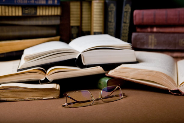 眼镜和打开的书图片下载