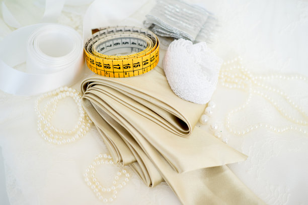 缝纫工具放在桌子上图片下载