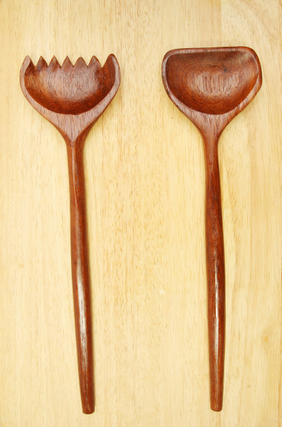 木制沙拉服务器上的木材背景图片下载