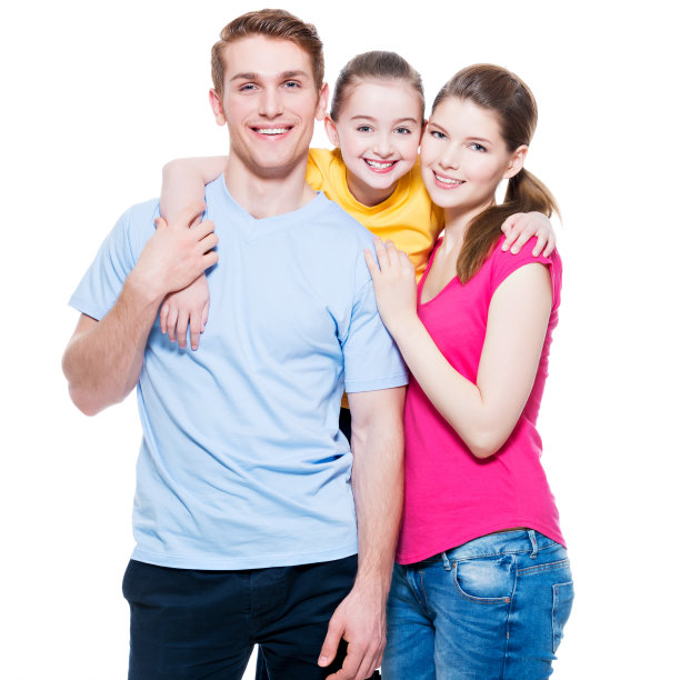 快乐的微笑年轻的家庭和小女孩。图片下载