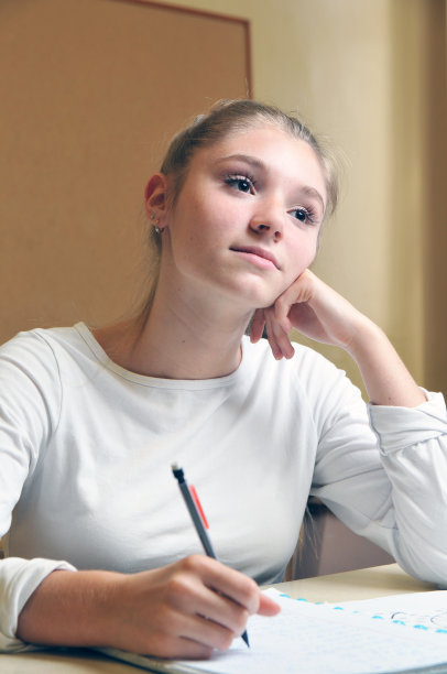 做梦的学生在教室图片下载