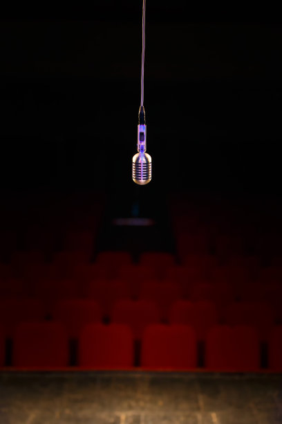 舞台灯光里的麦克风图片下载