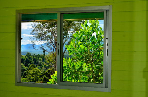 透过窗户看到的是夏日的田野和群山图片下载