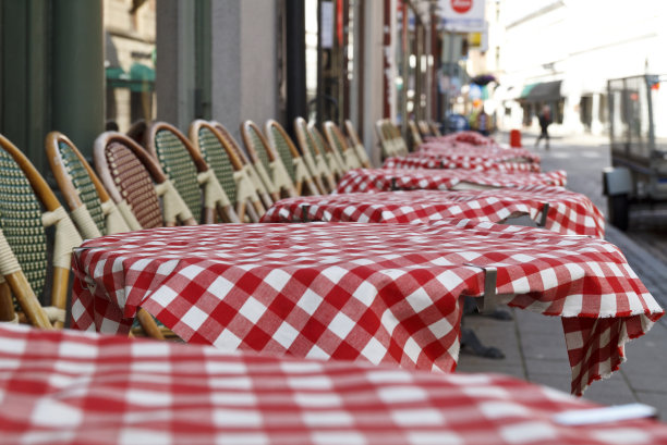 有红色桌布的桌子图片下载