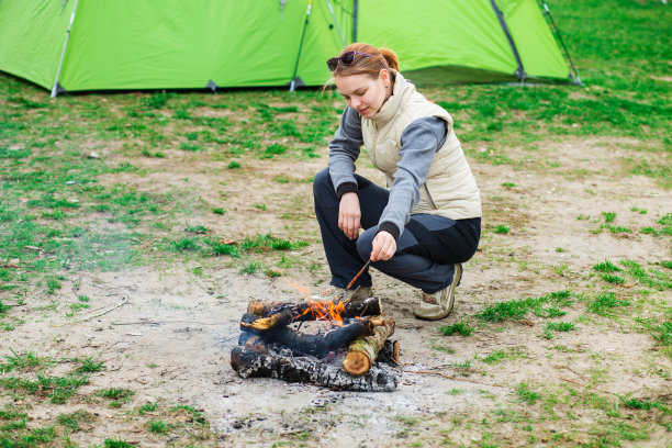 女人引发篝火图片下载