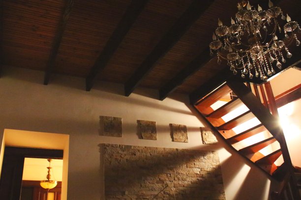 石头装饰的墙壁和木梯侧灯图片下载