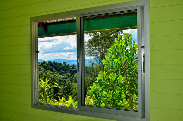 透过窗户看到夏日的田野和群山图片下载