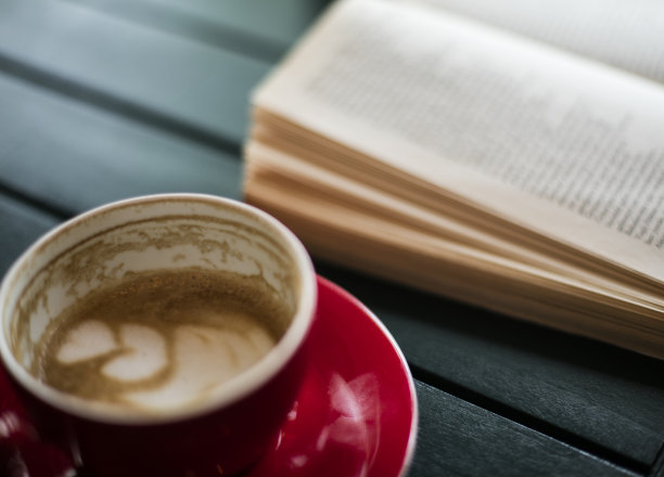 咖啡和书在桌子上图片下载