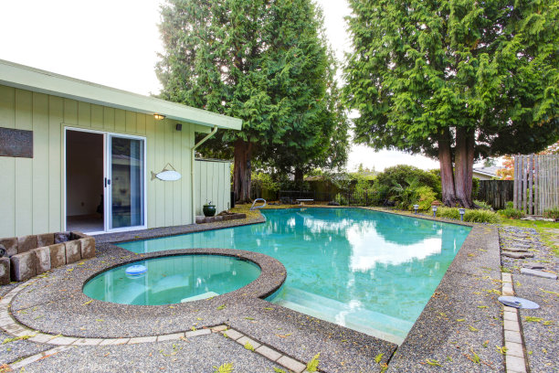 带游泳池的后院图片下载