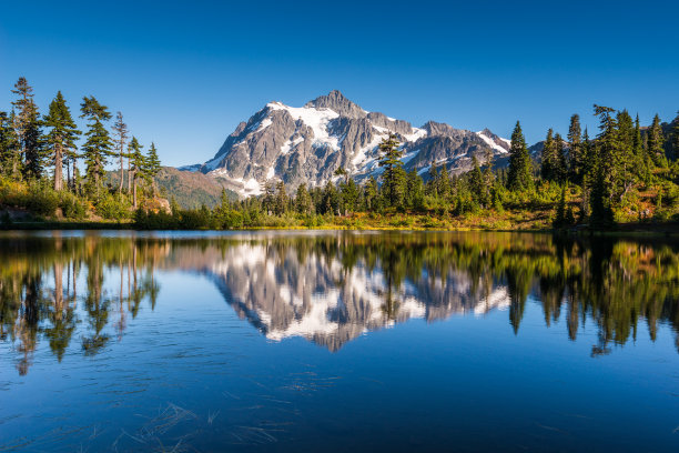 舒克山在画湖中倒映图片下载