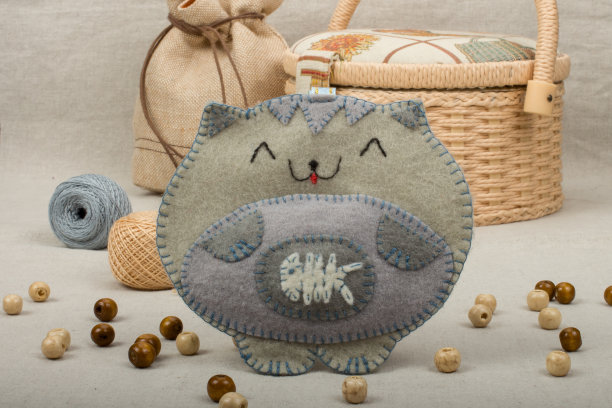 用毛毡手工制作的灰色玩具猫图片下载